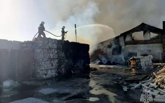 В Гусеве во время тушения пожара на складе картона пострадал сотрудник МЧС
