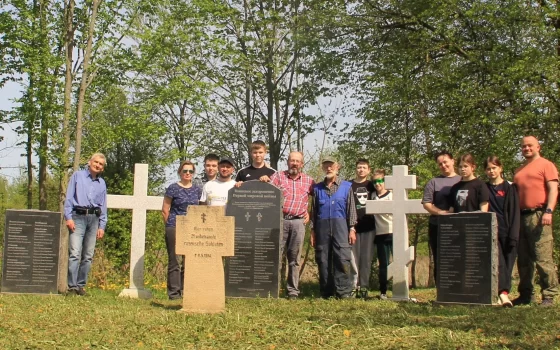 Гусевские волонтёры привели в порядок два захоронения в Озёрском районе