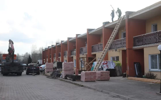 В Гусеве на Красноармейской и в Маяковском на Рабочем переулке приступили к ремонту домов