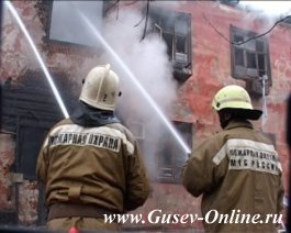 Пожарные в Гусеве предотвратили распространение огня на соседние постройки