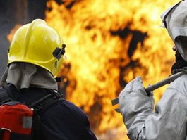 Сотрудники МЧС успели спасти от пожара гараж с "Фольксвагеном" и "Митсубиси"