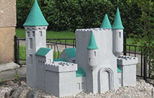 Сказочный замок, скульптурки и город в миниатюре украшают территорию ДШИ
