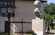 Вандалы безжалостно сломали новый фонарь у памятника Зои Космодемьянской