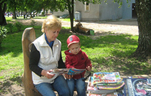 В городском сквере рядом с детской площадкой, начал работать передвижной читальный зал