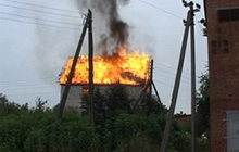 В Гусеве на улице Зои Космодемьянской сгорел недостроенный особняк