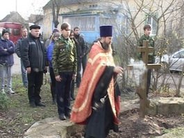 На братской могиле немцев, похороненных русскими, поставили четыре креста