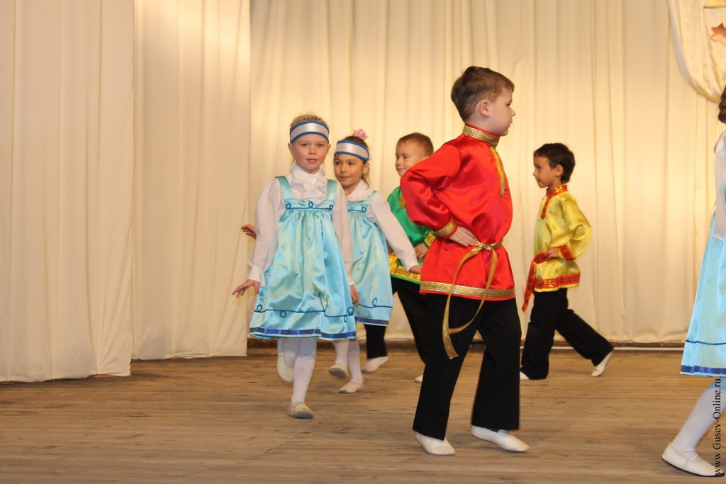 Песня встанем танец в детском саду. Танцы в детсаду. Праздник танца в детском саду. Народные танцы в детском саду. Детский праздник танцы.