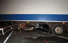 Под Гусевом «Ауди А6» врезалась в фуру: водитель погиб, женщина в больнице