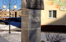 Разваливающийся памятник Донелайтису в Гусеве замотали плёнкой