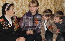 Дети, занимающиеся в отделении помощи семье, женщинам и детям, посетили ветеранов Великой Отечественной войны