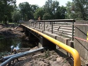 В Гусеве проводится капитальный ремонт моста через реку Писса