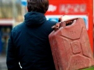 Жительница Гусева заплатит 108 тыс. за сына, вылившего горящий бензин на друга