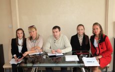 Участницы конкурса «Мисс Гусев» и его организаторы встретились в кафе «Встреча»