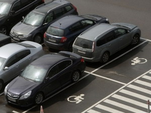 В Гусеве водителям напомнили о запрете парковаться на местах для инвалидов