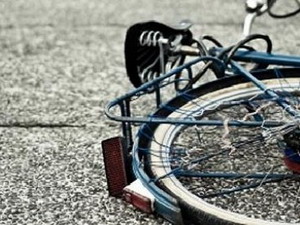 В Гусевском районе неизвестный автомобиль сбил велосипедиста и скрылся