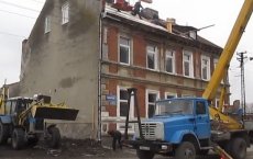 На улице Суворова полным ходом идёт ремонт дома № 1, пострадавшего 4 февраля при пожаре