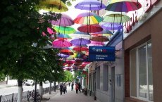 В центре Гусева появилась улица разноцветных зонтиков