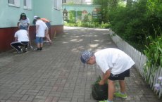 Активисты Подростково-молодежного клуба ГДК помогли Отделению помощи семье, женщинам и детям с уборкой территории