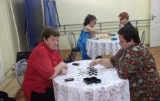 В Комплексном центре социального обслуживания населения прошел турнир по шашкам среди пожилых людей