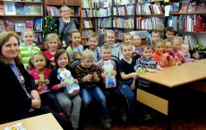 Малыши детского сада № 14 посетили увлекательное занятие «Мы встречаем Новый Год и Рождество» в детской библиотеке