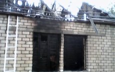 В посёлке Липово сгорела крыша жилого дома