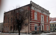 Дом в Гусеве, который обещал отремонтировать Цуканов, 5 лет окрашен наполовину