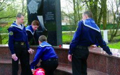 Городская молодёжь провела уборку на военно-мемориальных объектах в Гусевском районе