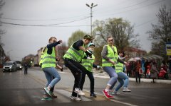 Молодежь и инспекторы дорожного движения устроили на площади танцевальный флешмоб