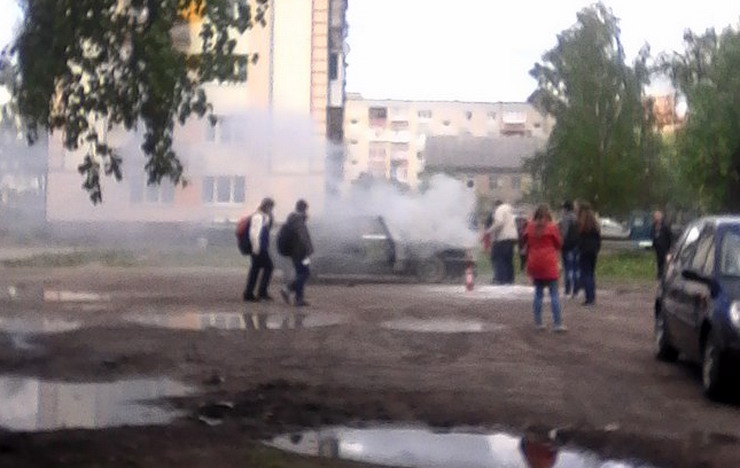 На улице Победы у автомобиля «Ауди-80» выгорел моторный отсек