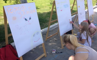 Молодёжь организовала на территории ФОКа флешмоб-зарядку и конкурс детских рисунков