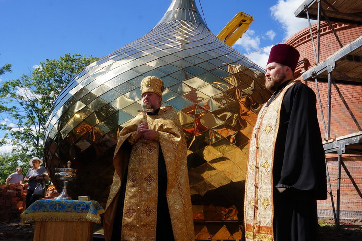 На строящемся православном храме в городе Гусеве засияли первые купола