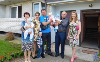 Жена Николая Цуканова подарила квартиру многодетной семье из Гусева