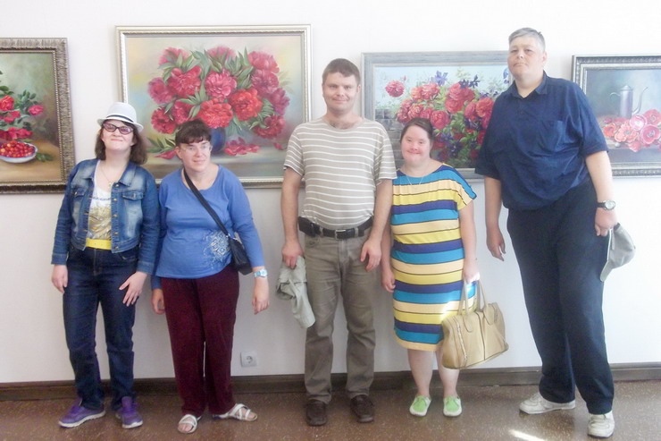 Инвалиды из Гусевского социального центра посетили выставку «Вальс цветов» в городском музее