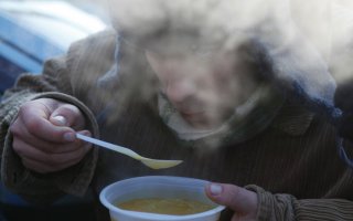 Храм Успения Пресвятой Богородицы обеспечивает в холода гусевских бездомных горячим питанием