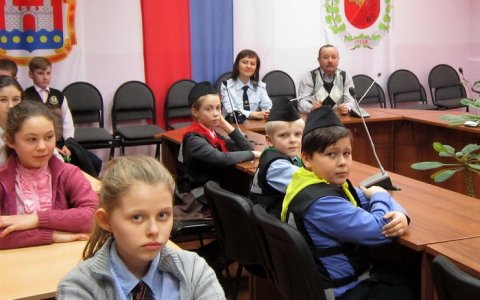 В рамках акции «Неделя мужества» инспекторы ГИБДД организовали встречу школьников с ветеранами ОВД