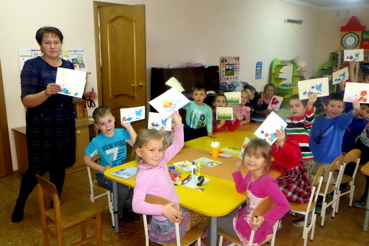 Библиотекарь Лермонтовской библиотеки проводит мастер-классы для дошколят «Подарок маме»