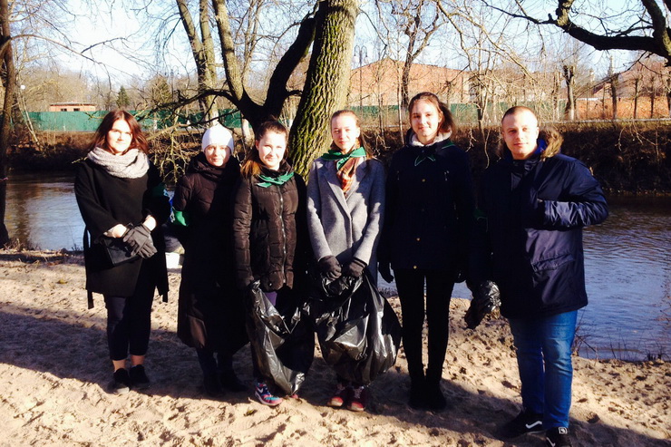 Активисты экологического объединения «Зеленый патруль» очистили берег Писсы от мусора
