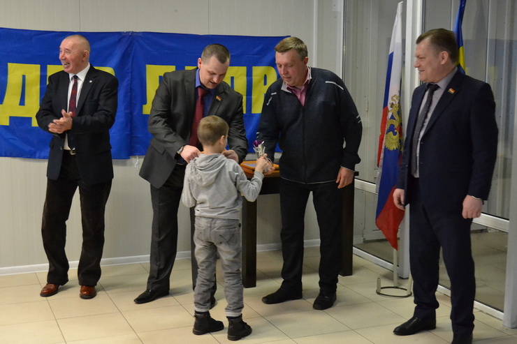 Представители фракции ЛДПР наградили юных спортсменов