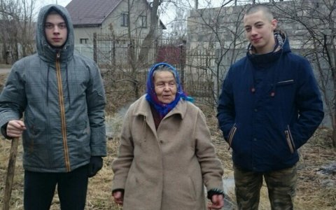Представители Молодежного актива Гусева навестили ветерана - становленицу Валентину Симакову