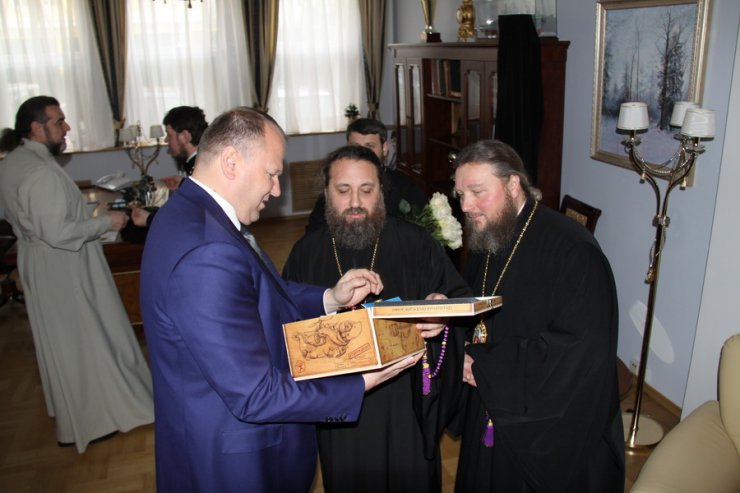 Архиепископ Серафим и Николай Цуканов обсудили роспись храма в Гусеве и Кафедрального собора в Калининграде
