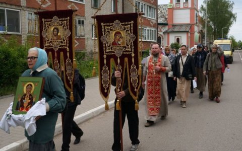 В Гусеве прошел традиционный крестный ход вокруг города «Неупиваемая Чаша»
