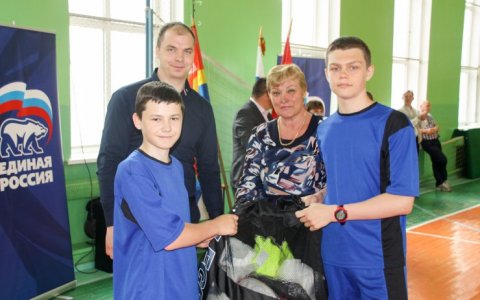 Представители «Единой России» подарили ребятам школы № 1 спортивный инвентарь