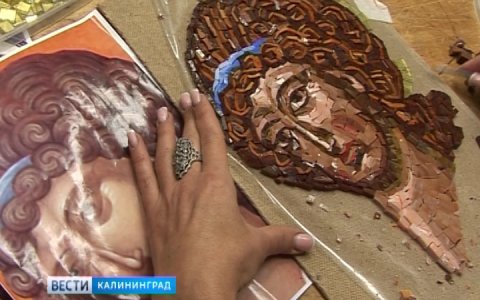 Гусевская художница создаёт мозаичное произведение в Калининградском храме