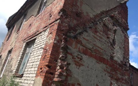 Жители аварийных домов на улице Сапёрной не могут добиться расселения