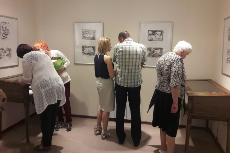 В Гусевском музее открылась выставка художницы Елены Печуриной «Лестница судьбы»
