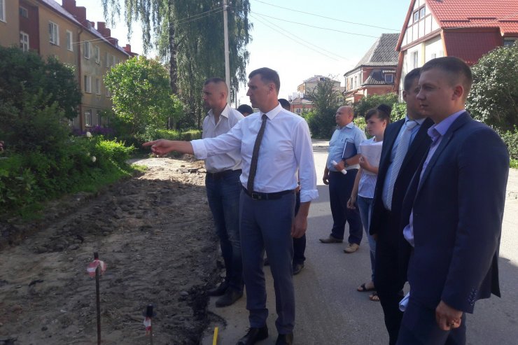 Евгений Михайлов проверил ход ремонта тротуаров на улицах Малахова и Ломоносова