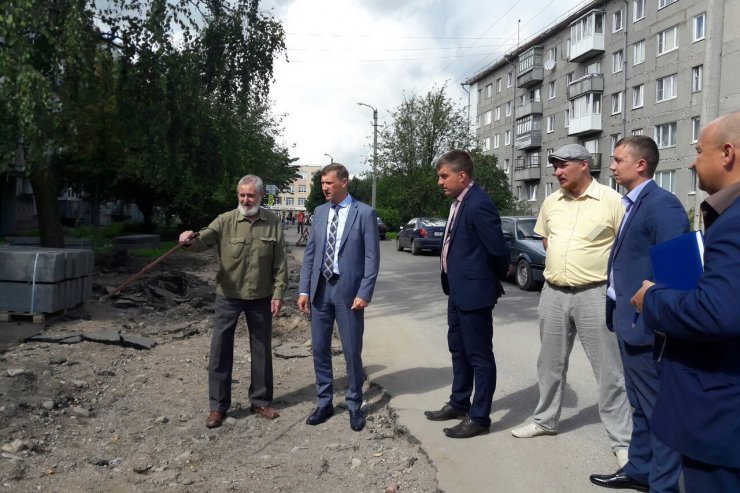 Евгений Михайлов проверил ремонт тротуара на пер. Павлова и строительство стадиона в школе №5