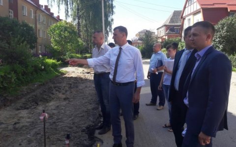Евгений Михайлов проверил ход ремонта тротуаров на улицах Малахова и Ломоносова