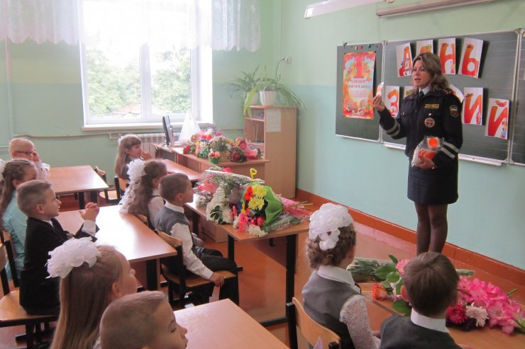 В Гусеве инспекторы ГИБДД провели акции «Засветись!» и «Дети – цветы жизни!»