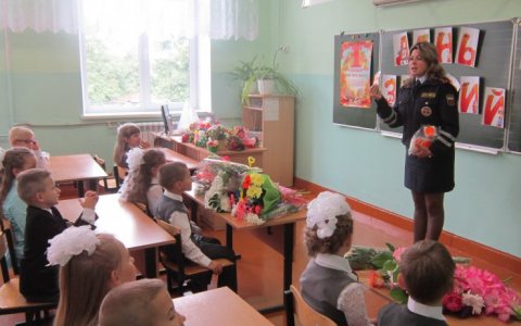В Гусеве инспекторы ГИБДД провели акции «Засветись!» и «Дети – цветы жизни!»